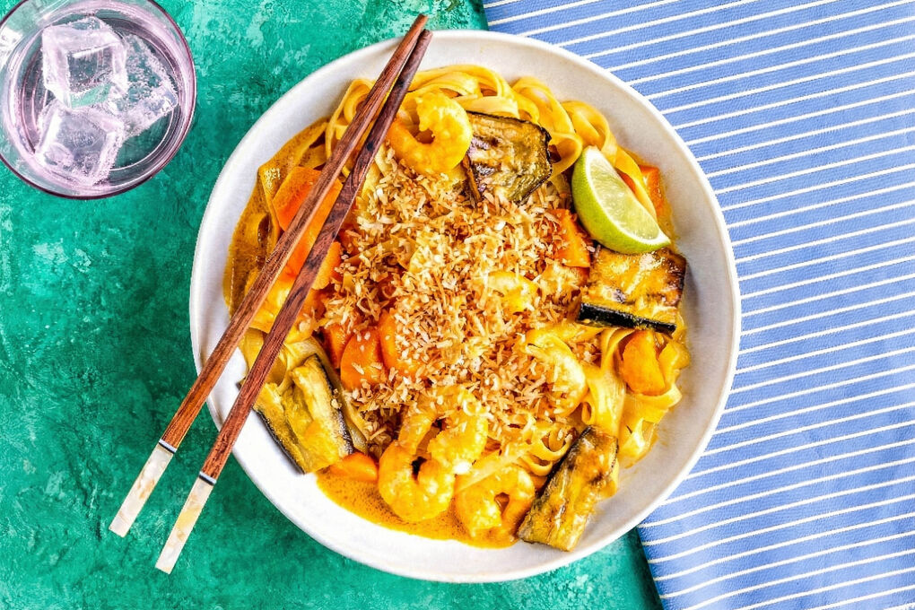 Curry Thai-Style mit doppelt Garnelen mit Tagliatelle, Auberginen und Kokosraspel