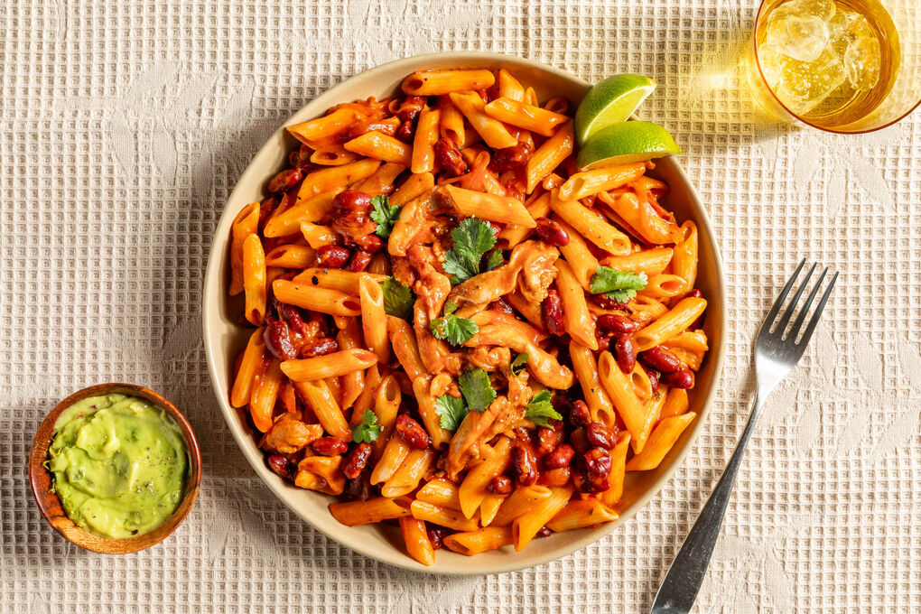 Hähnchen-Pasta „Mexiko“ mit Kidneybohnen und Guacamole