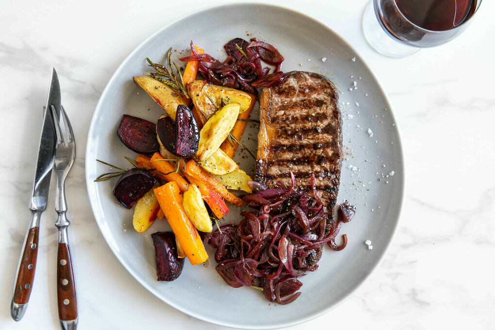 Rindersteak mit feiner Zwiebelsauce und buntem Ofengemüse mit Rosmarin