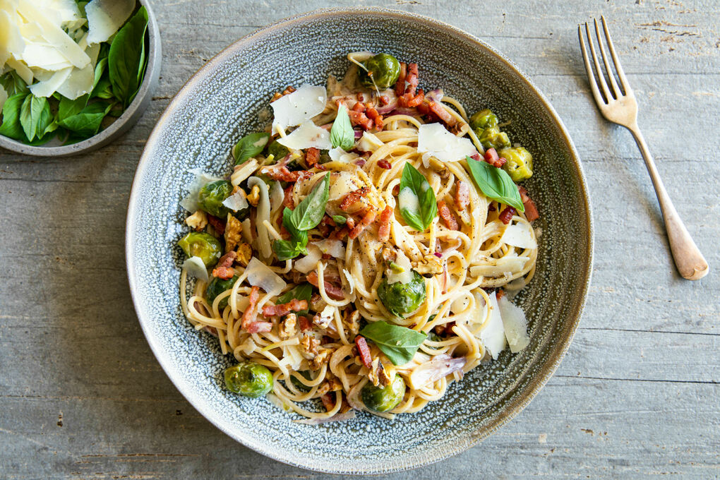 Spaghetti mit Bacon und Walnüssen mit cremigem Rosenkohl und Käse
