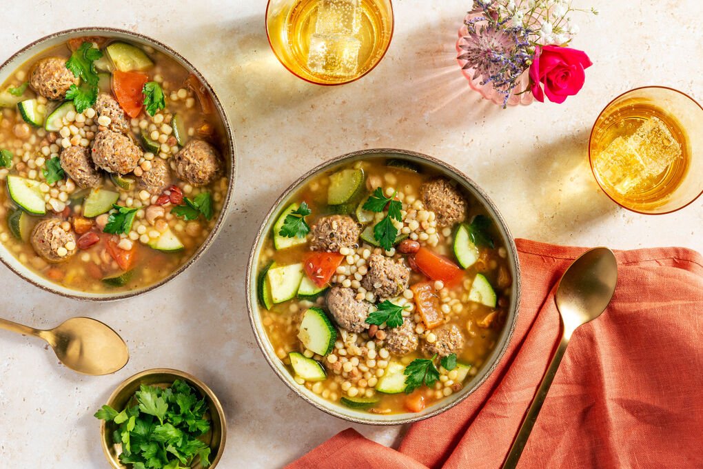Minestrone mit Geflügelhackbällchen mit Zucchini, Tomaten und Petersilie