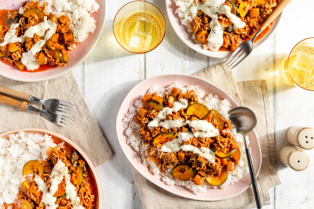 Deftiger Moussaka-Eintopf auf Reis mit cremiger Béchamel-Sauce