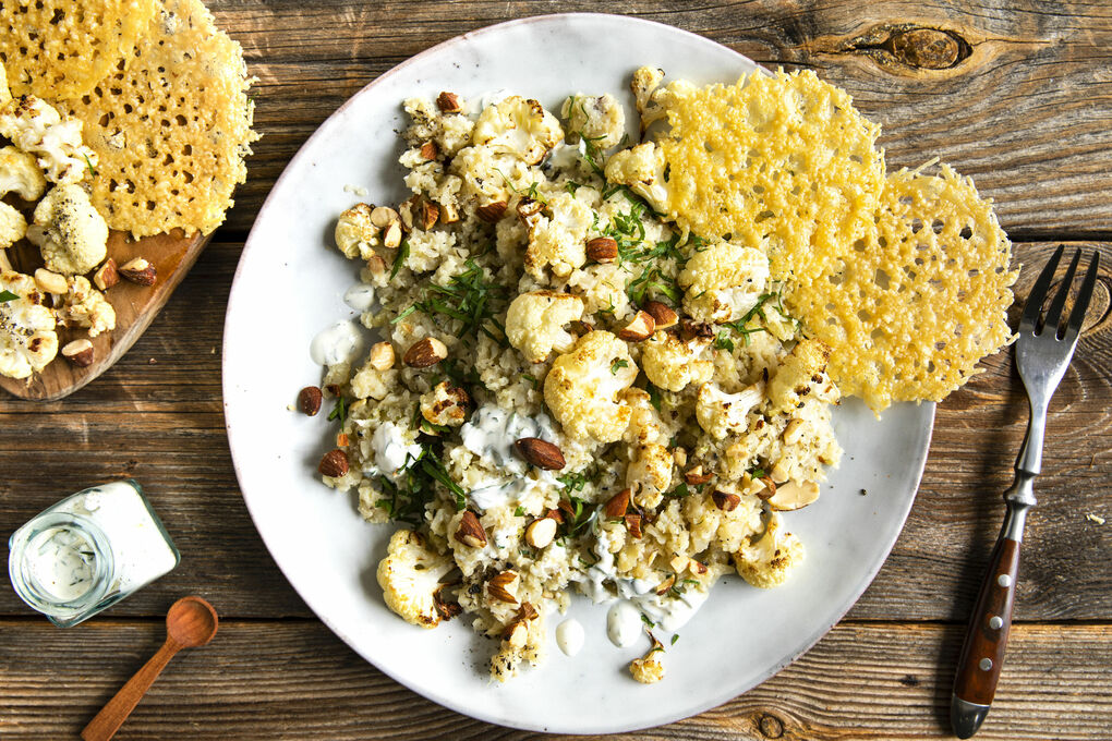 Cremiges Low-Carb-Blumenkohlrisotto mit Rauchmandeln und Käsecrackern