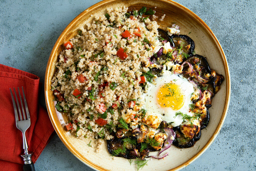 Überbackene Auberginen mit Feta und Ei dazu Quinoa mit Kräutern und Tomate