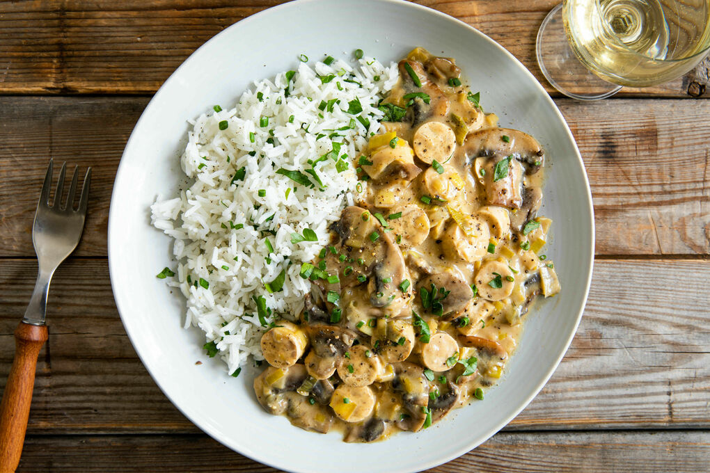 Vegetarisches Stroganoff mit Würstchen dazu Basmatireis mit Kräutern