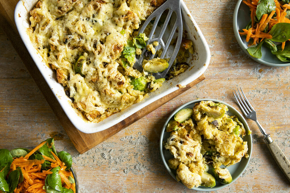 Herzhafter Brotpudding mit Rosenkohl dazu frischer Karotten-Feldsalat
