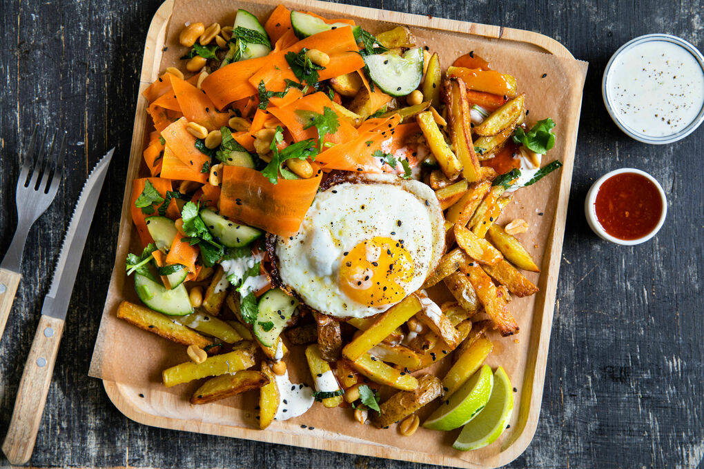 Spiegelei auf „Loaded Fries“ Asia-Style mit Gemüse und Limettendip