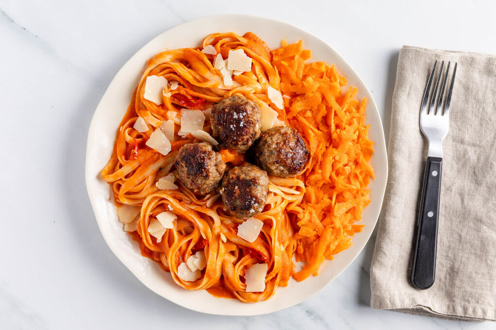 Hackbällchen von Rind und Schwein auf pikanter Pasta, dazu Karottensalat