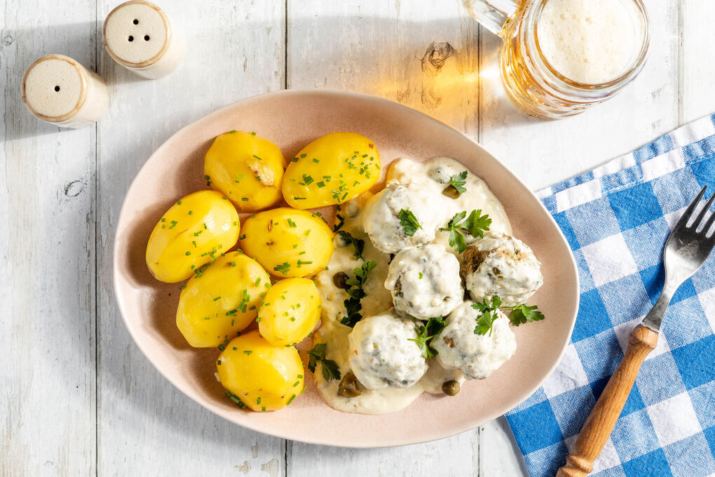Königsberger Klopse aus Bio-Rinderhack mit Salzkartoffeln und Schnittlauch