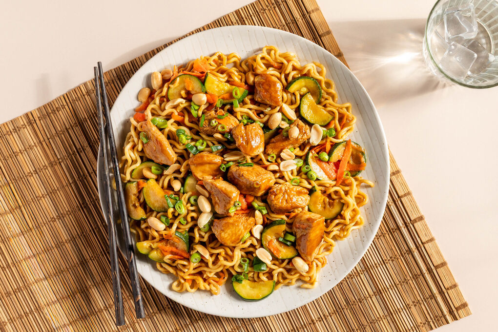 Asiatische Hähnchen-Nudelpfanne mit gerösteten Erdnüssen