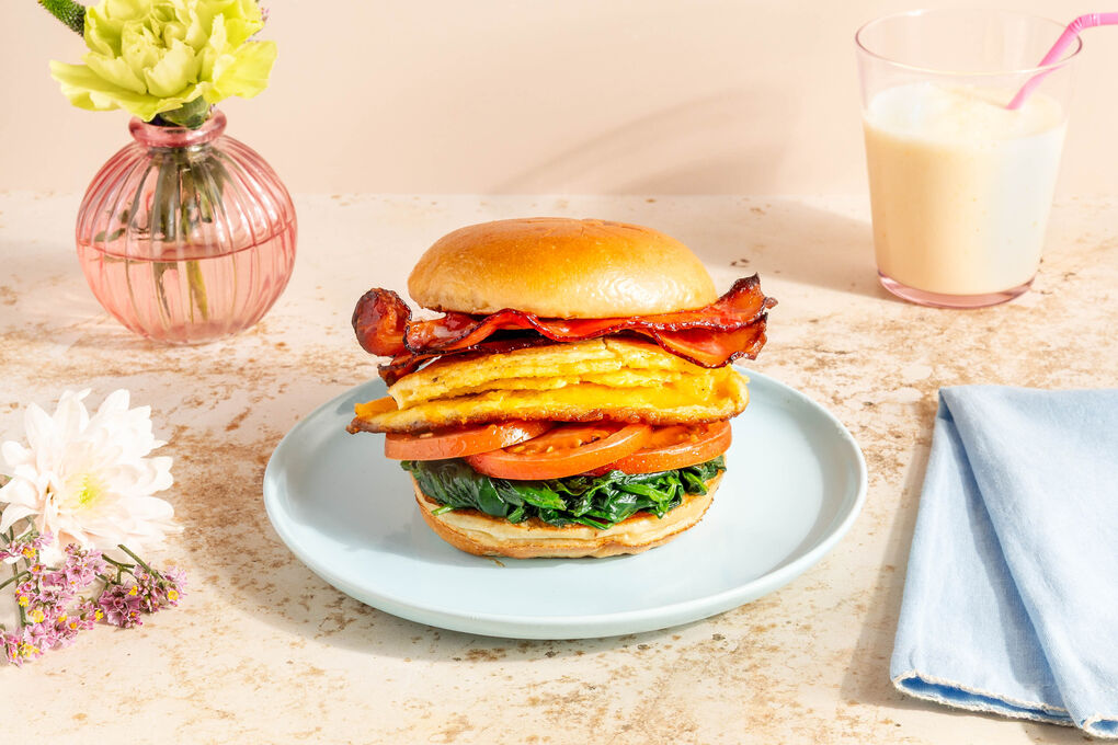 Frühstücksburger mit Ei & Speck dazu indischer Orangenlassi