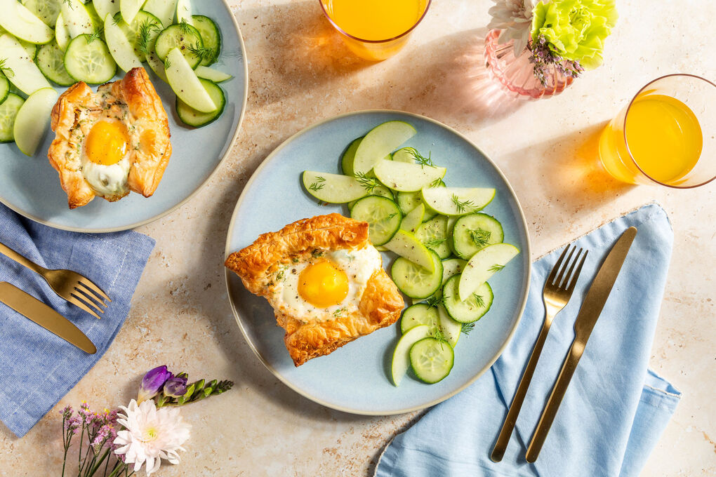 Brunch-Törtchen mit Lachs und Ei dazu Gurken-Apfel-Salat mit Dill
