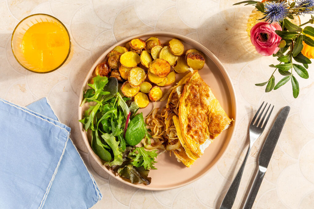 Getrüffeltes Käse-Zwiebel-Omelett dazu Röstkartoffeln und Wildkräutersalat