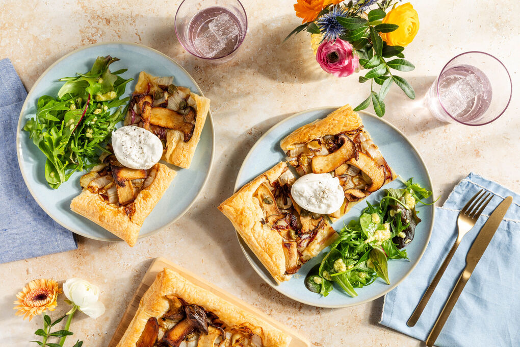 Tarte mit Chicorée, Pilzen und Burrata dazu Wildkräutersalat mit Käse-Dressing