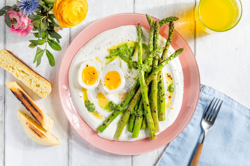 Türkisches Frühstücksei mit Spargel, saurer Sahne und Bazlama