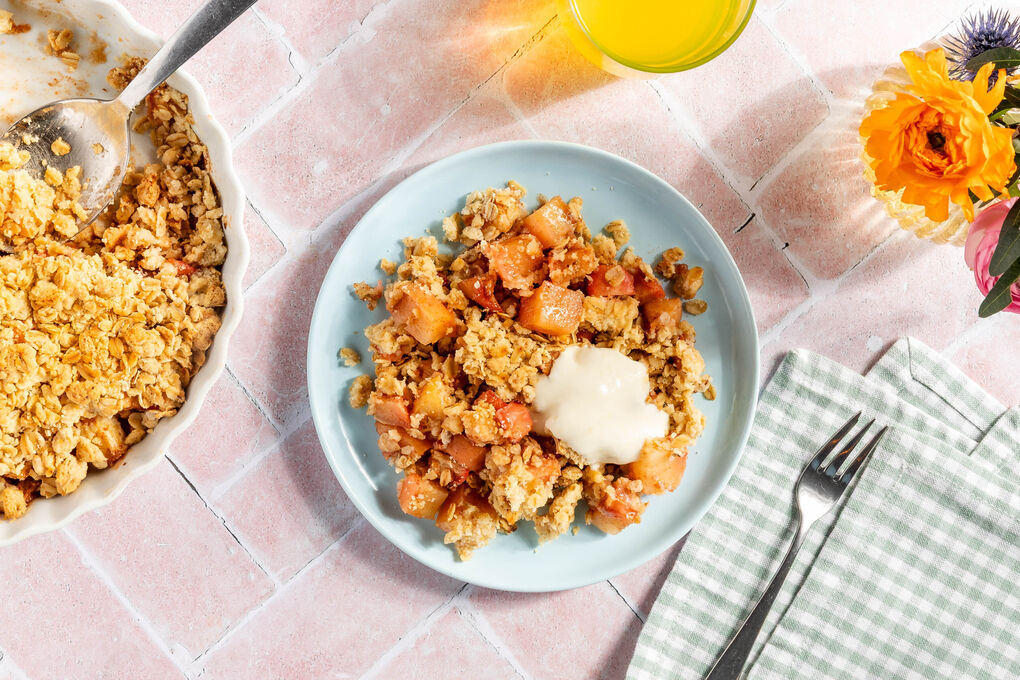 American Apple Crumble mit zitroniger Joghurtcreme