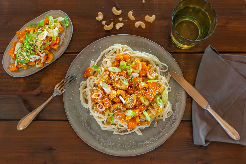 Udon Nudeln mit Ingwer- Kürbis-Pilz-Gemüse und Cashewkernen