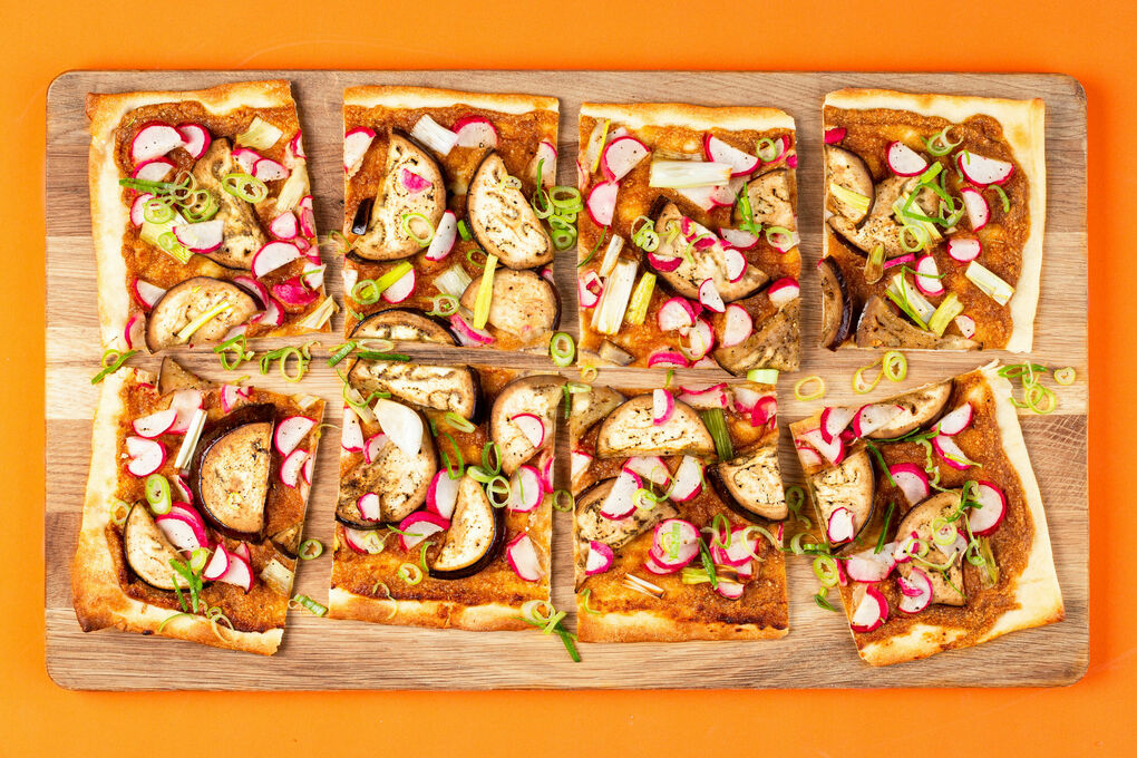 Knuspriger Flammkuchen Asia-Style mit Cashew-Creme, Auberginen und Radieschen
