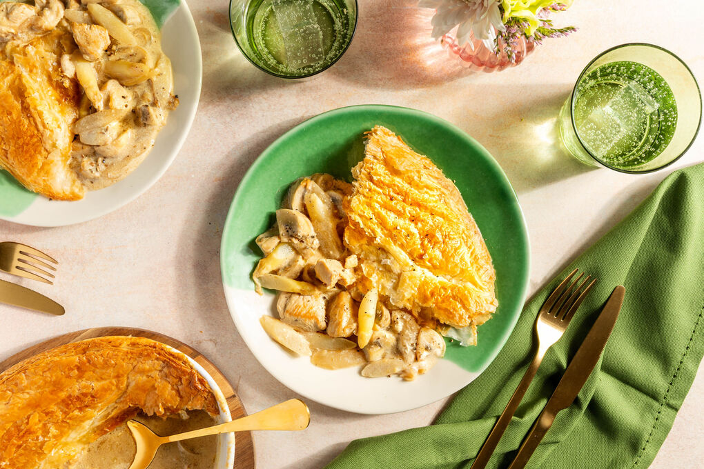 Cremiger Spargel-Hähnchen-Pie mit feiner Blätterteighaube