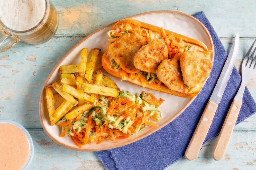 Fischnugget-Sandwich mit Kartoffelwedges dazu saftiger Gurken-Karotten-Slaw