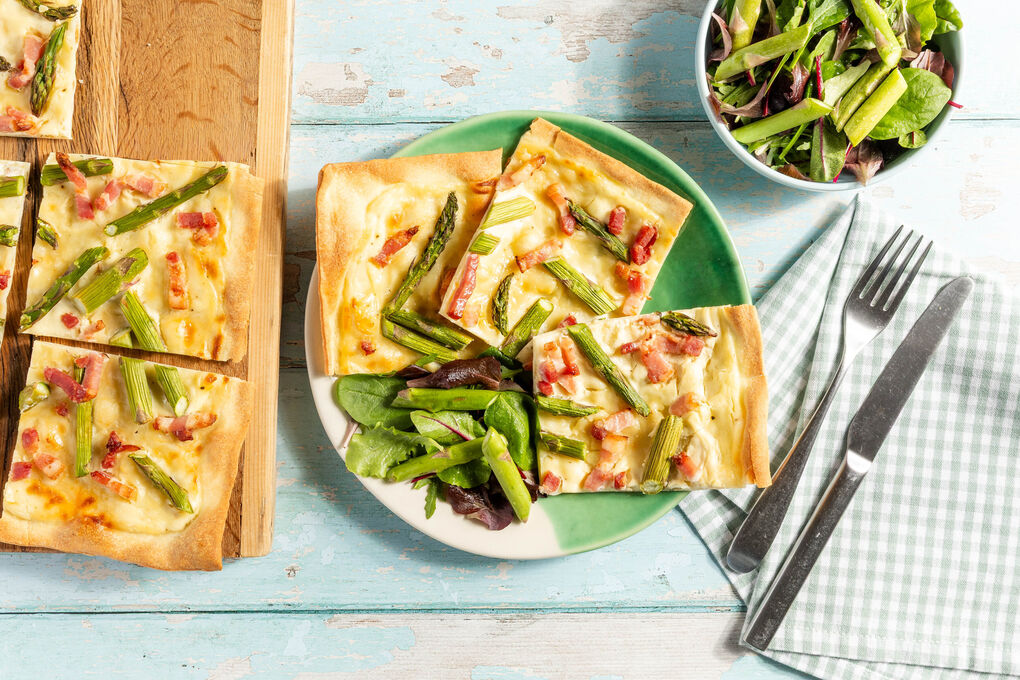 Flammkuchen mit Spargel und Speck dazu gemischter Blattsalat