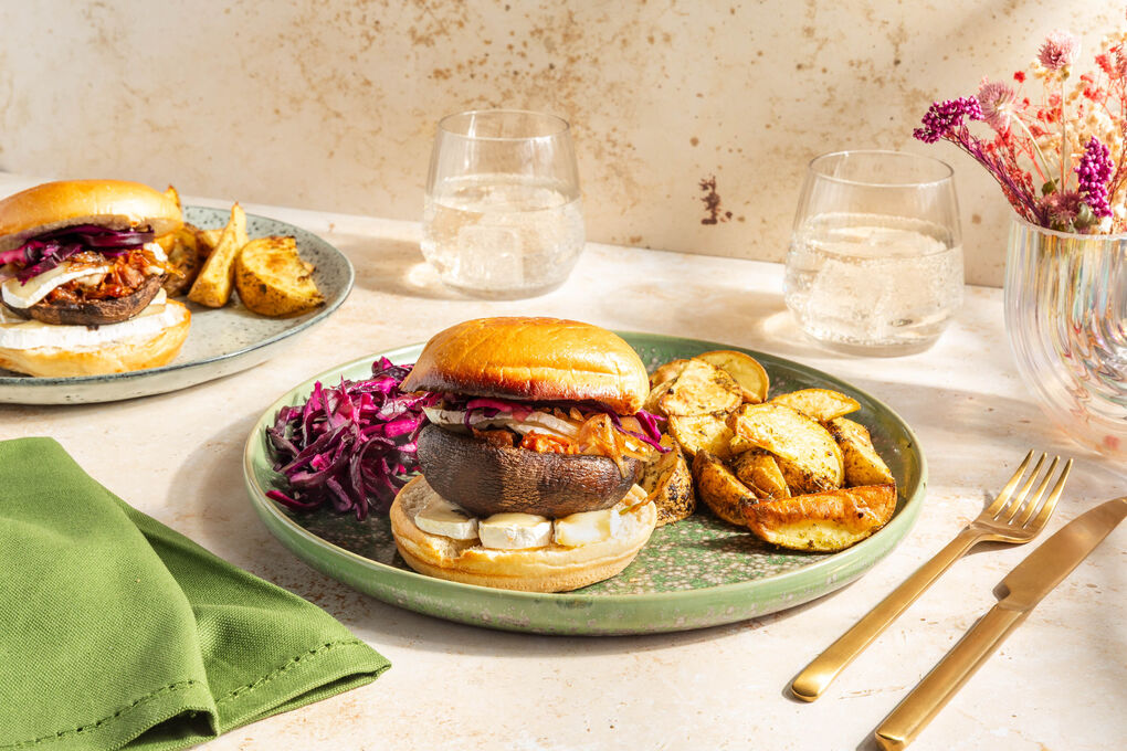 Camembert-Pilz-Burger mit Schalotten dazu Coleslaw und getrüffelte Ofenkartoffeln