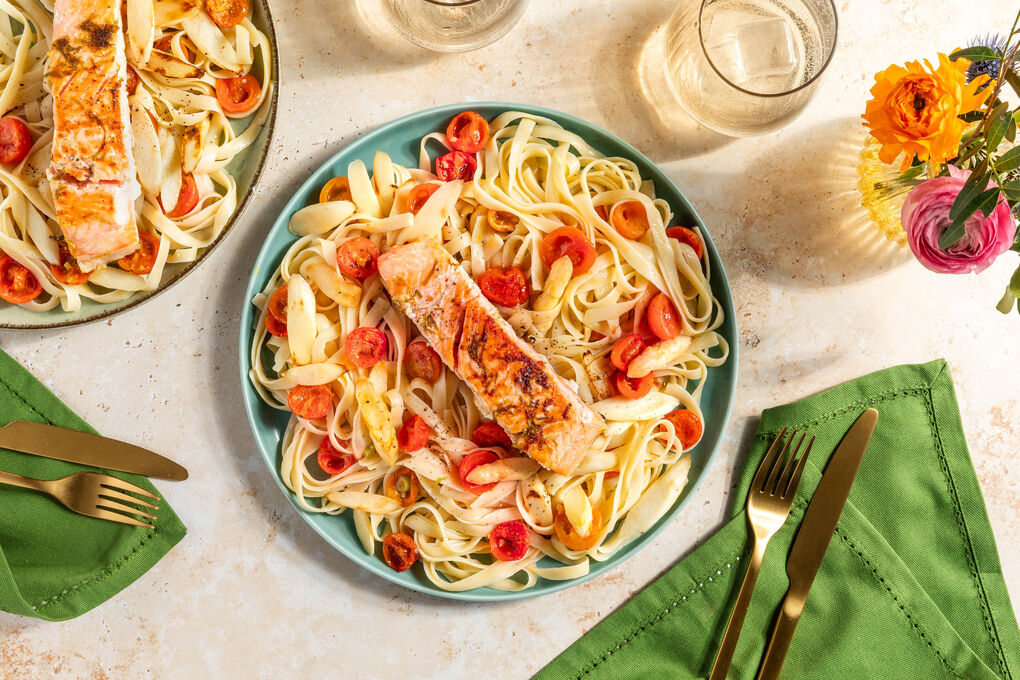 Lachsfilet auf Spargel-Pasta fruchtig-fein mit Kirschtomaten und Limette