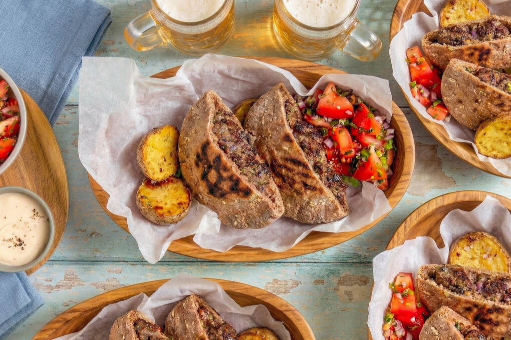 Pitataschen mit Hackfleisch und Tahini dazu Ofenkartoffeln und pikanter Tomatensalat
