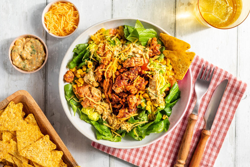 Vegetarischer Taco-Hack-Salat mit Cheddar und Koriander-Limetten-Dressing