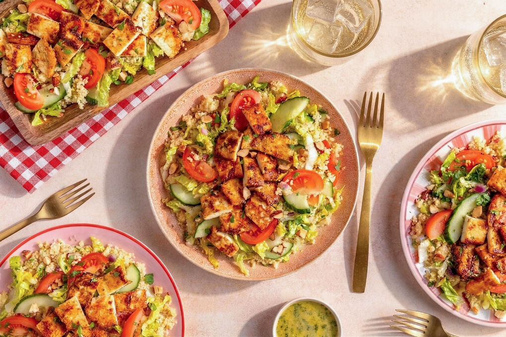 Pikanter Sambal-Grillkäse auf Couscous-Gemüse-Salat