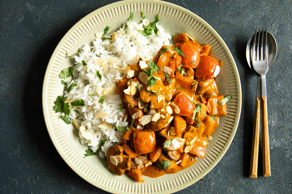 Rotes Korma-Gemüse-Curry mit Basmatireis und Mandelblättchen