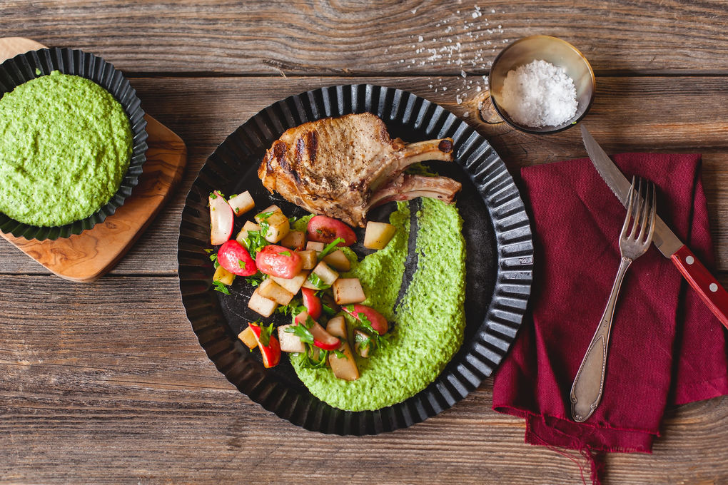 Spanferkelrücken mit minzigem Erbsenpüree und Kohlrabi-Gemüse