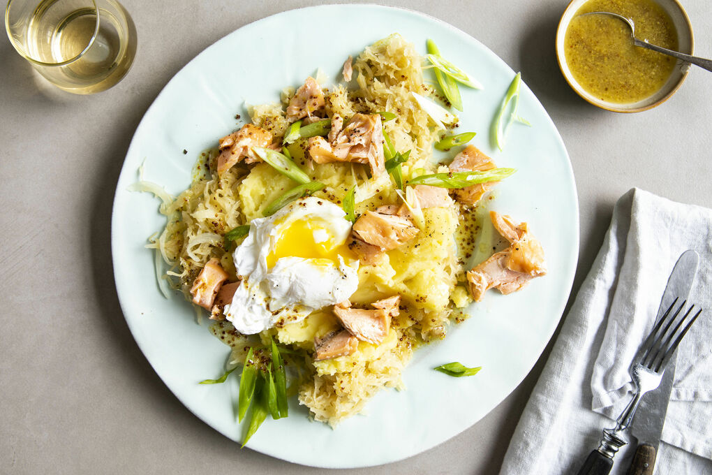 Räucherlachs auf Sauerkraut mit pochiertem Ei und Kartoffelstampf