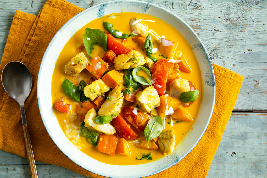 Gelbes Curry mit Seelachs und Kürbis Low Carb mit Spinat und Thai-Basilikum