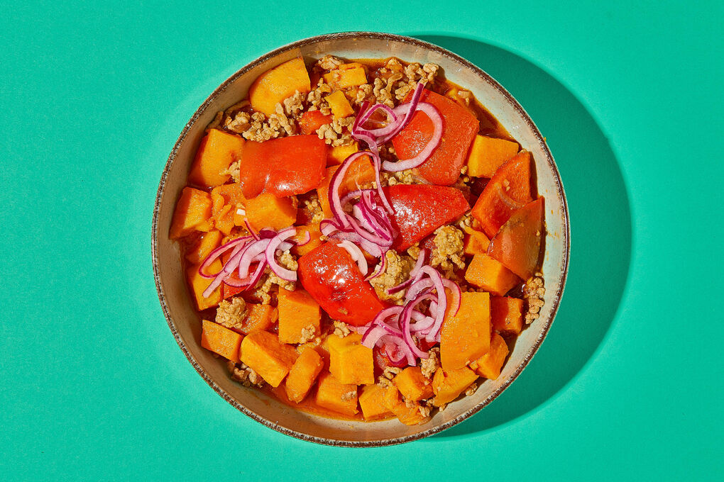 Süßkartoffel-Hackfleisch-Topf mit Paprika und eingelegten Zwiebeln