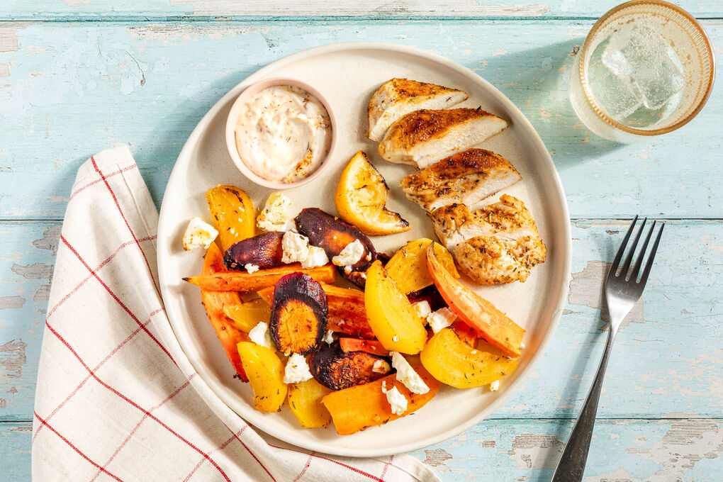 Würzige Hähnchenfilets mediterrane Art mit Röstgemüse, Feta und aromatischer Aioli