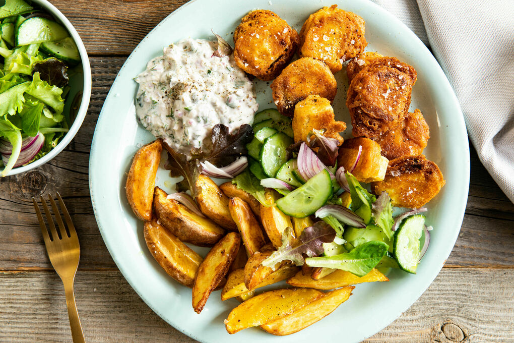Vegane Fish ’n’ Chips aus Tofu mit Kartoffelecken und Salat