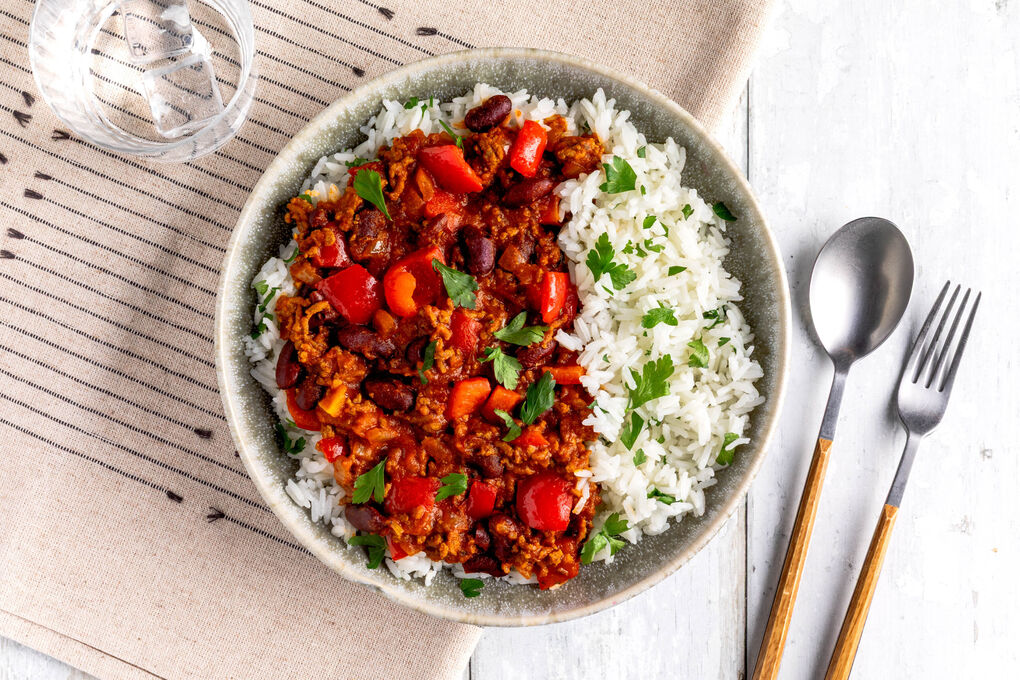 Herzhaftes Chili con Carne mit Kidneybohnen und Petersilienreis