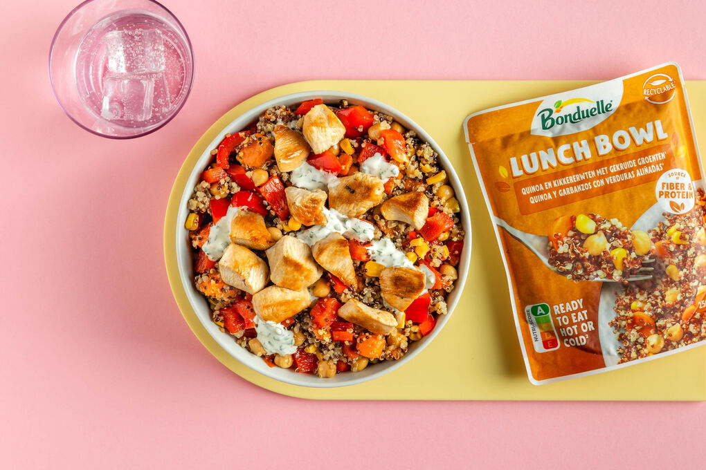 Gebratene Hähnchenwürfel mit Paprika-Quinoa-Bowl und Kräuterjoghurt