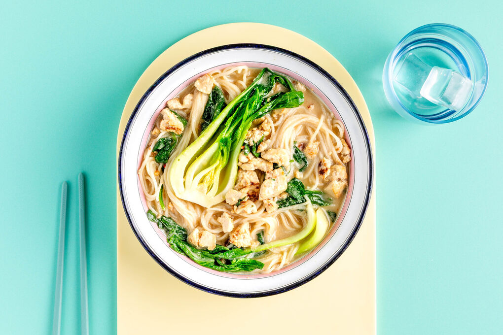 Tofu-Nudelsuppe Tan-Tan-Style mit Pak Choi und Spinat