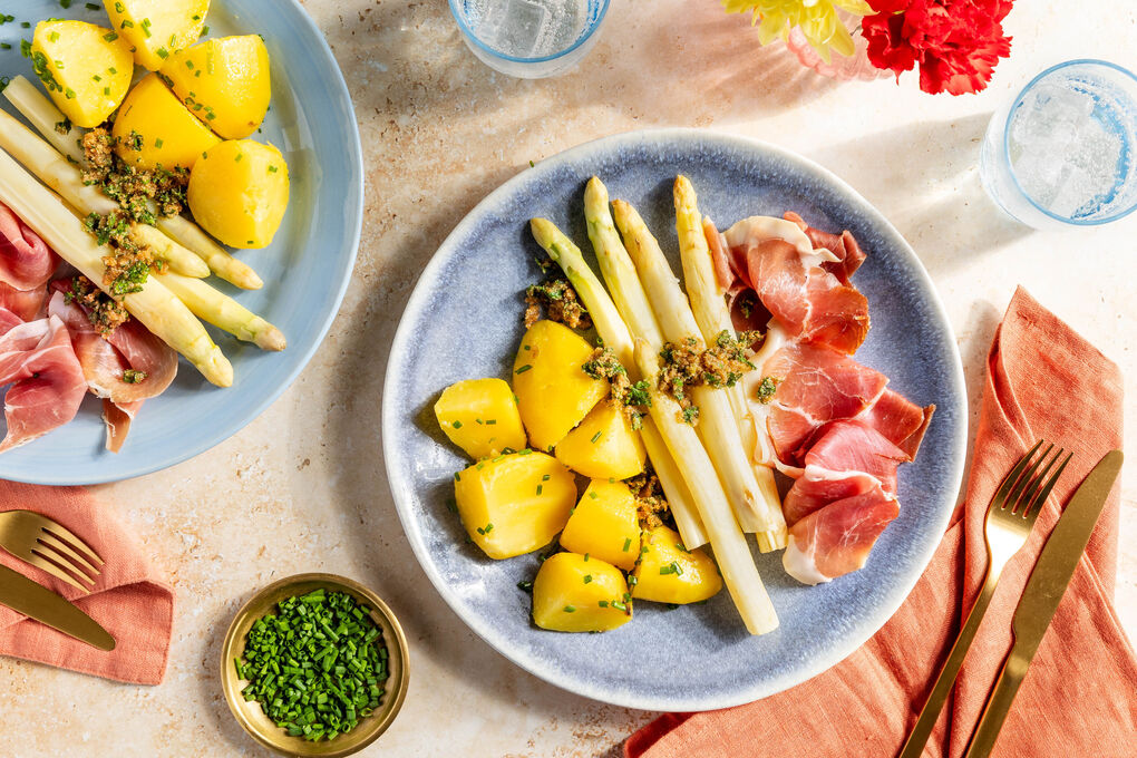 Spargel mit Serranoschinken und Kartoffeln mit buttrigen Bröseln