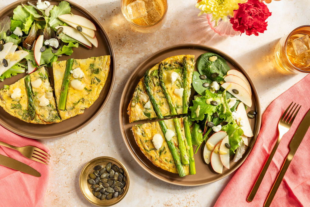 Spargel-Frittata mit Ziegenfrischkäse und Apfel-Estragon-Salat