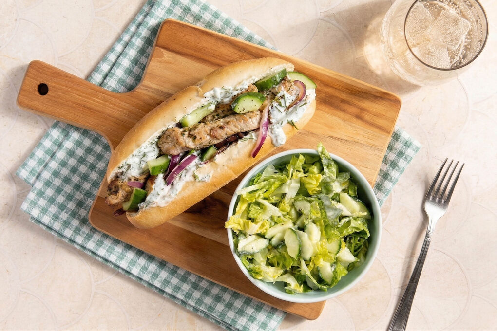 Griechisches Gyrossandwich mit Schweineschnetzeln und Joghurtdip