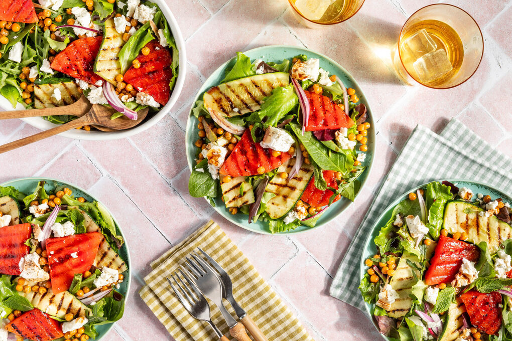 Salat mit gegrillter Melone und Feta mit Kichererbsen und Zucchini