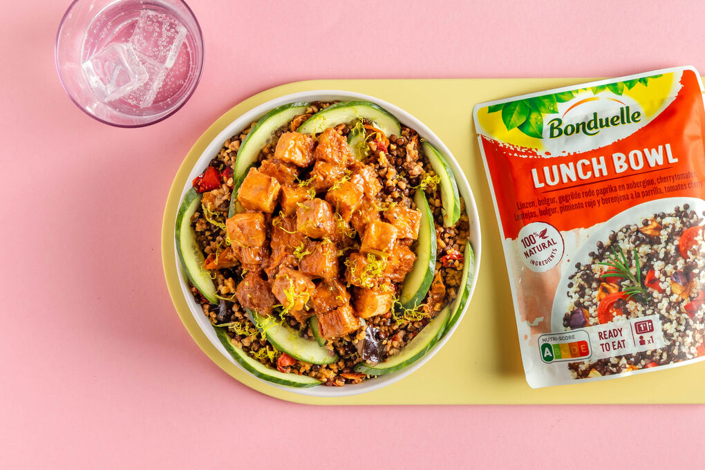 Leckerer Erdnuss-Tofu auf Bulgur-Linsen-Bowl mit Gemüse