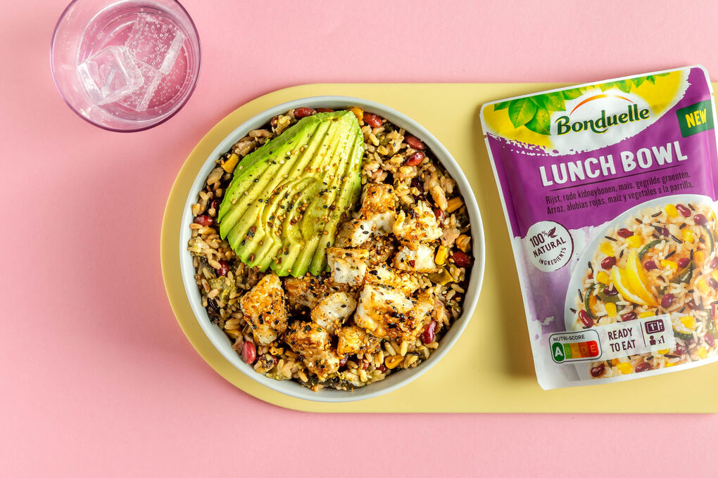 Alaska-Seelachs Poké-Style mit Avocado und Bohnen-Reis-Bowl