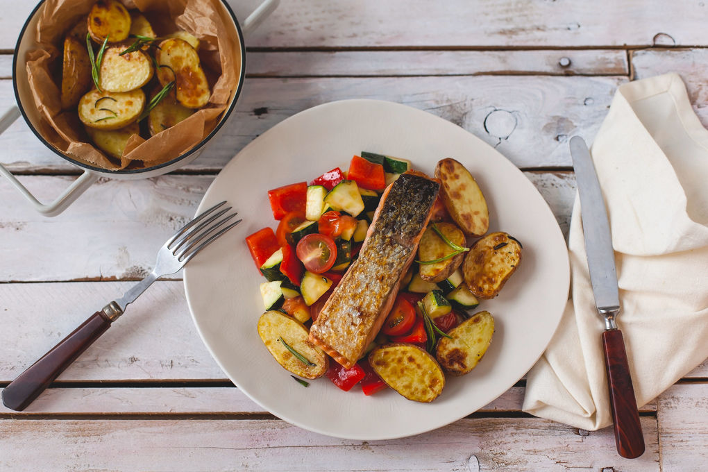 Knuspriges Lachsfilet mit Sommer-Gemüse und Rosmarinkartoffeln