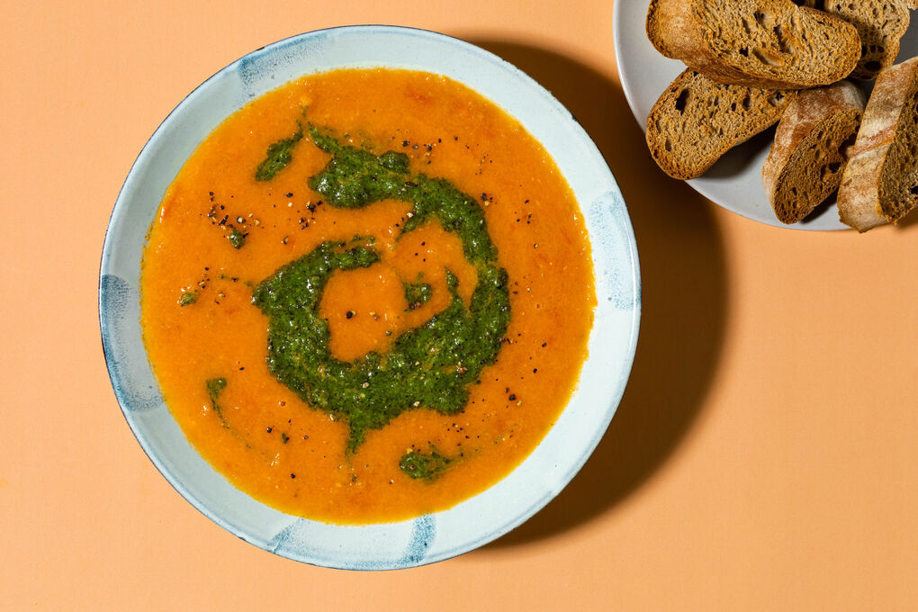 Tomatensuppe mit Walnuss-Pesto dazu ein knuspriges Mehrkornbrötchen
