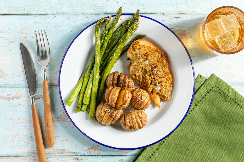 Hähnchenfilet mit würzigem Bröseltopping dazu grüner Spargel und Hasselback-Kartoffeln