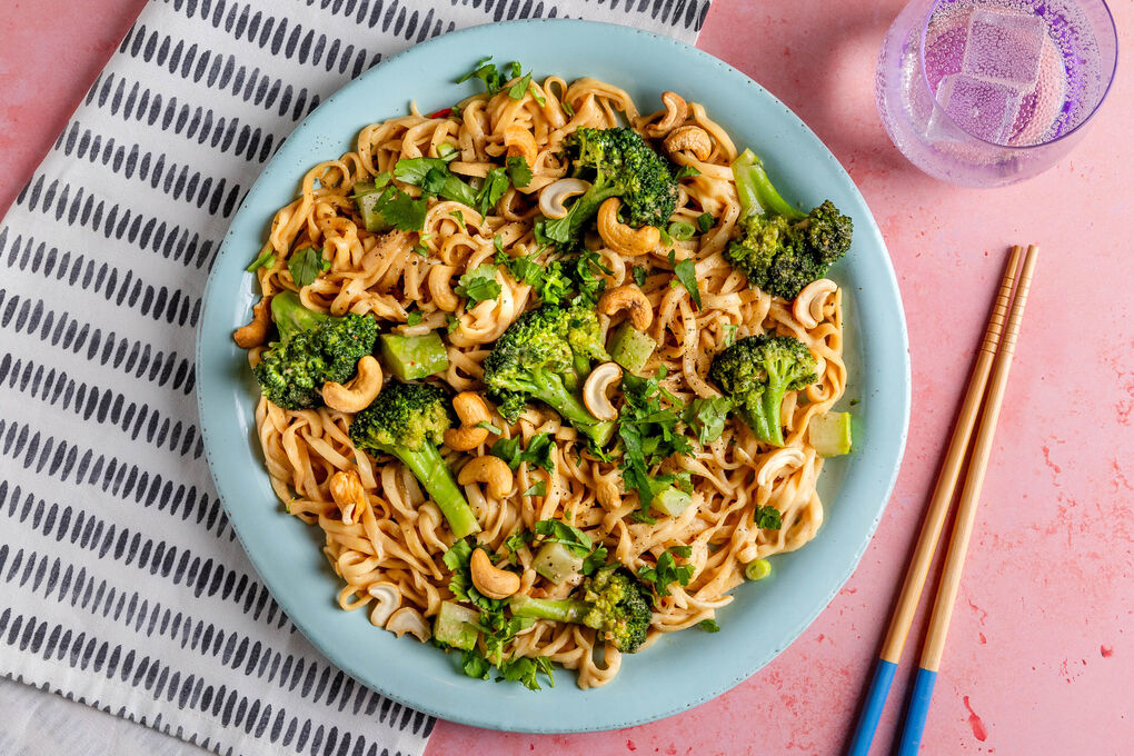 Brokkoli mit Vollkorn-Mie-Nudeln mit Erdnusssauce und Cashews